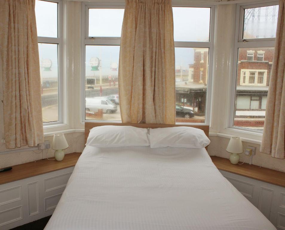 Hotel The Colwyn - Near Pleasure Blackpool